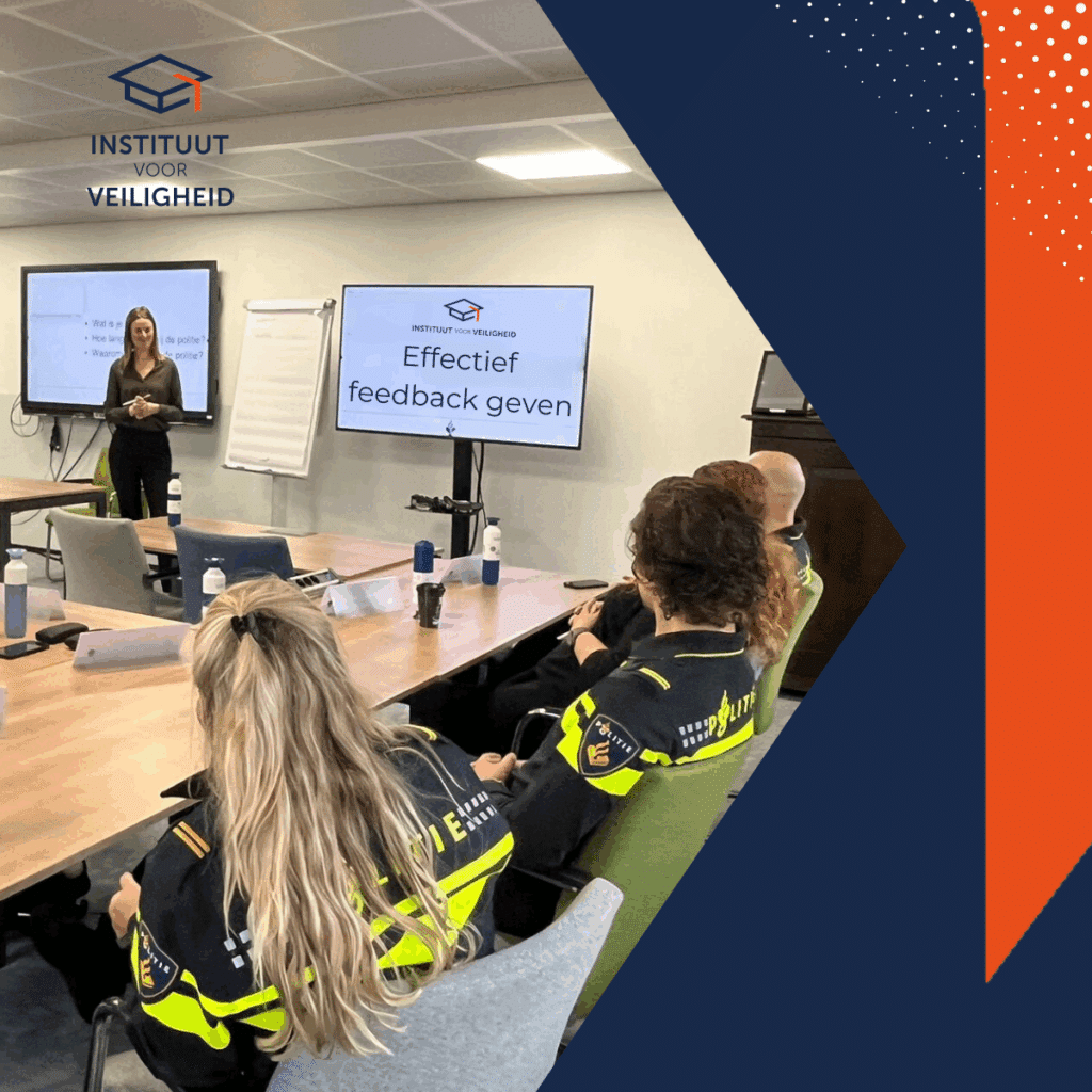 politie agenten in training zittend aan tafel, luisterend naar docent