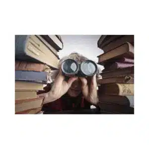 persoon met verrekijker tussen stapels boeken