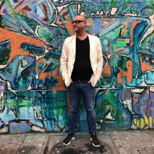 jeugdbeschermer rik van schaik staat voor muur met graffiti