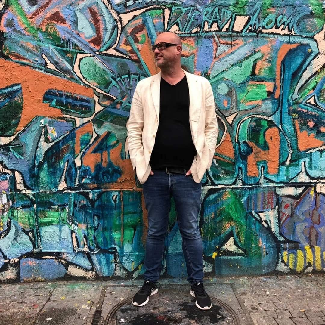 jeugdbeschermer rik van schaik staat voor muur met graffiti