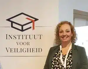 lieke van zaltbommel staat voor instituut voor veiligheid banner