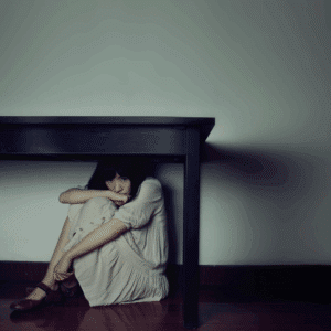 Angstig meisje of vrouw. Angst, mishandeling,femicide