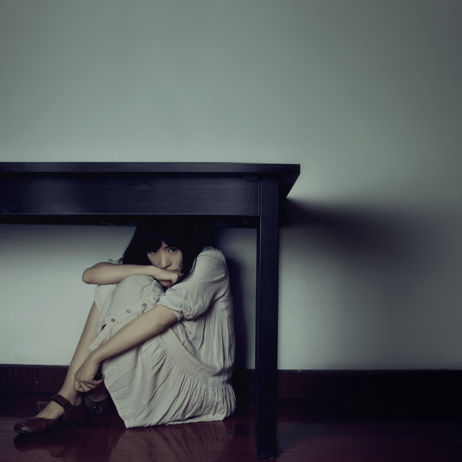 Angstig meisje of vrouw. Angst, mishandeling,femicide