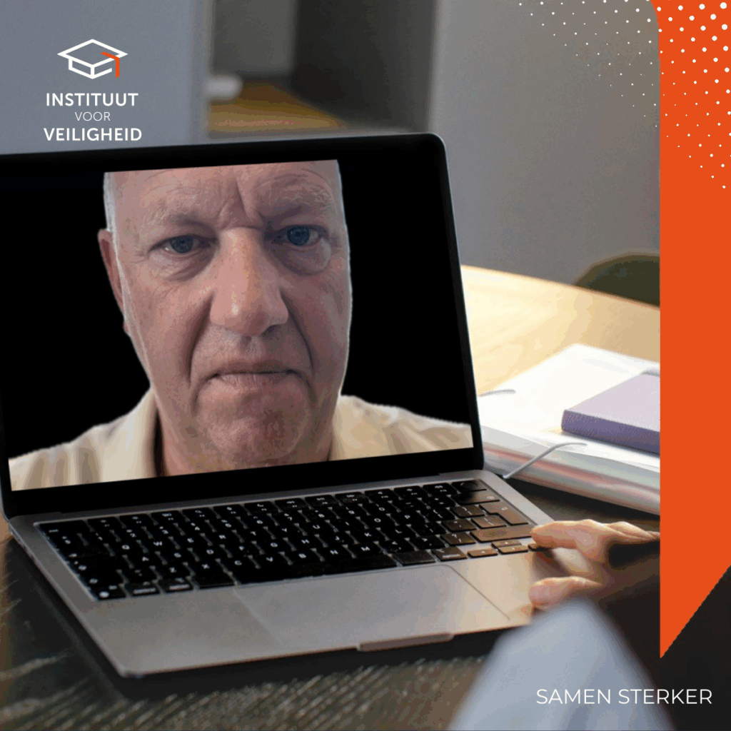 man op laptop scherm