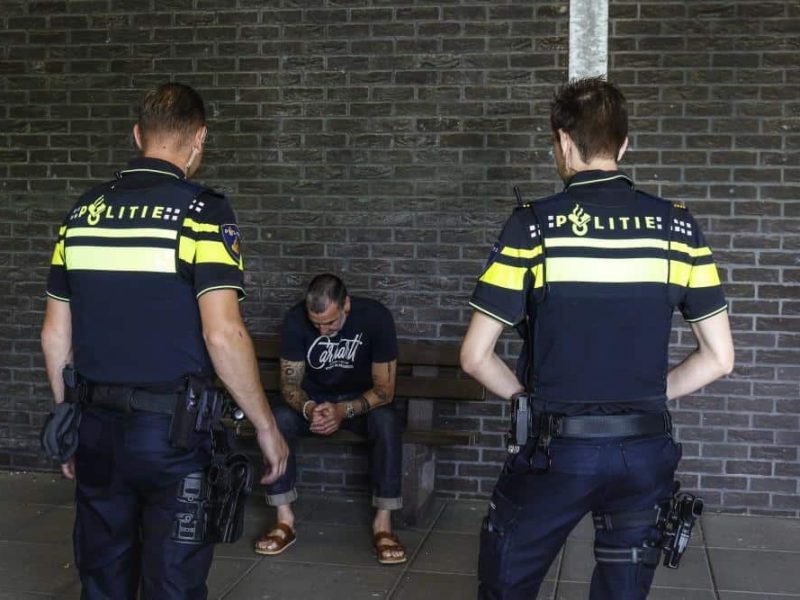Twee-jonge-agenten-met-verward-persoon-kopie__ScaleMaxWidthWzEwMDBd